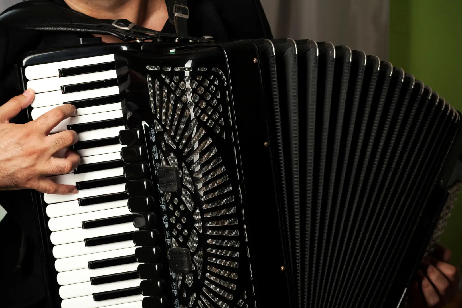 Egy fekete harmonika, amin játszanak